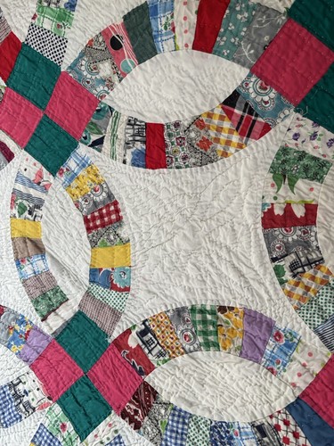 BEAUTUFUL VINTAGE WEDDING RING HAND QUILTED QUILT ~ 76 X 88" - Picture 2 of 7