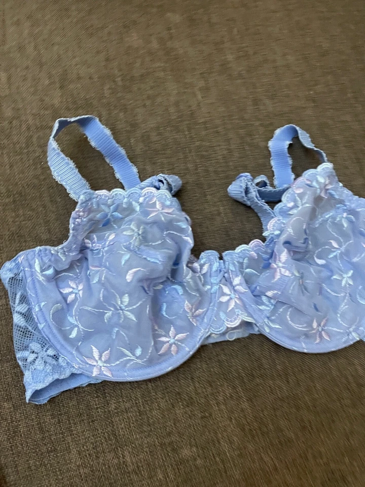 Triumph tamanho EUA 36D EU 80D IT 3D sem enchimento underwired violeta   - Imagem 2 de 4