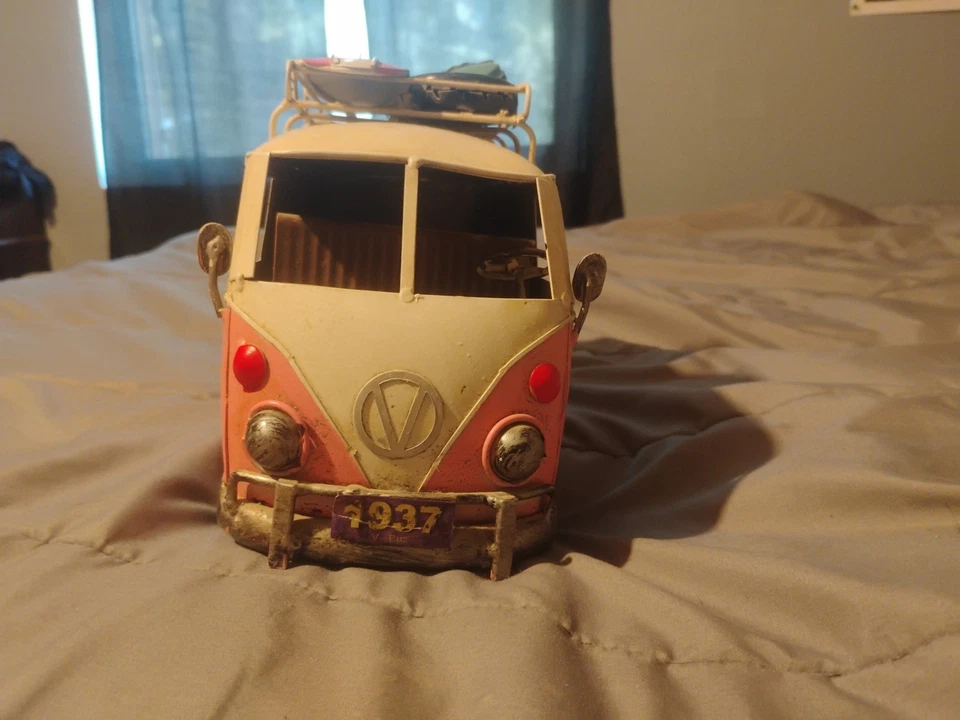 Autobús cámper VW vintage de hojalata de metal con tablas de surf Foto 2 de 4