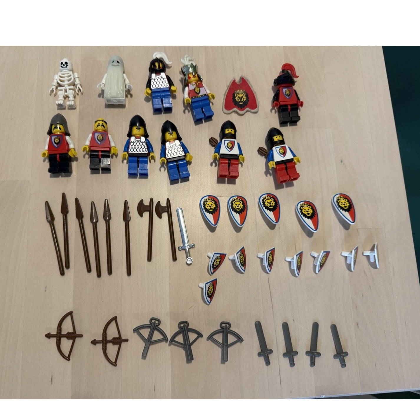 Lego 6090 Royal Knight's Castle 1995 - 96% Complete - All 11 Minifigures 