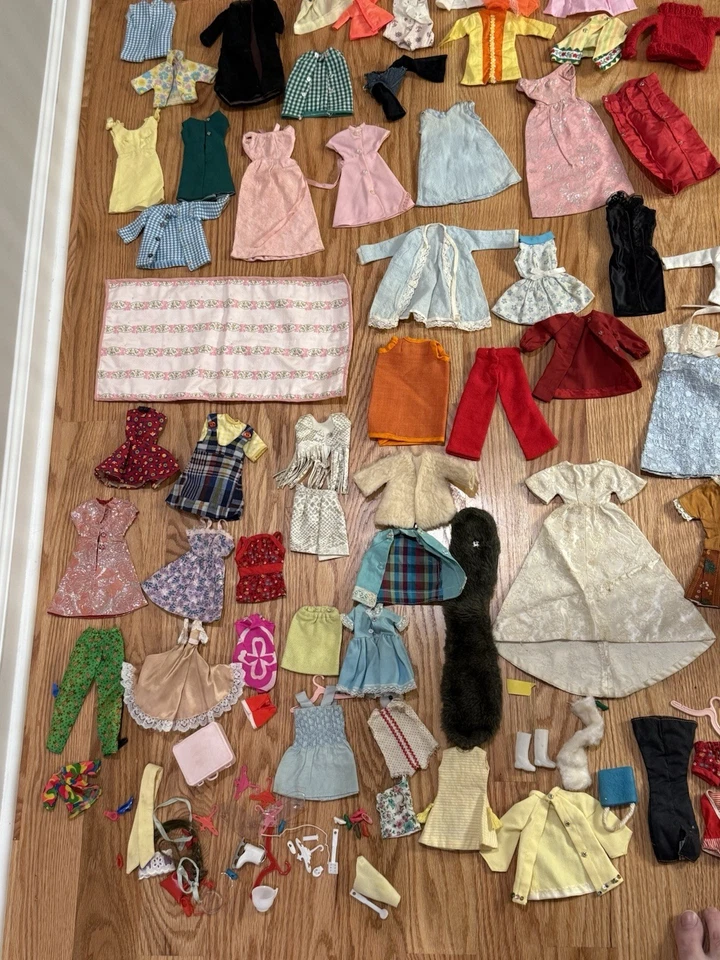 Vintage Barbie Clothes Lot 1960s w/ Outfits, Accessories & 2 Cases Mattel - Image 4 of 4