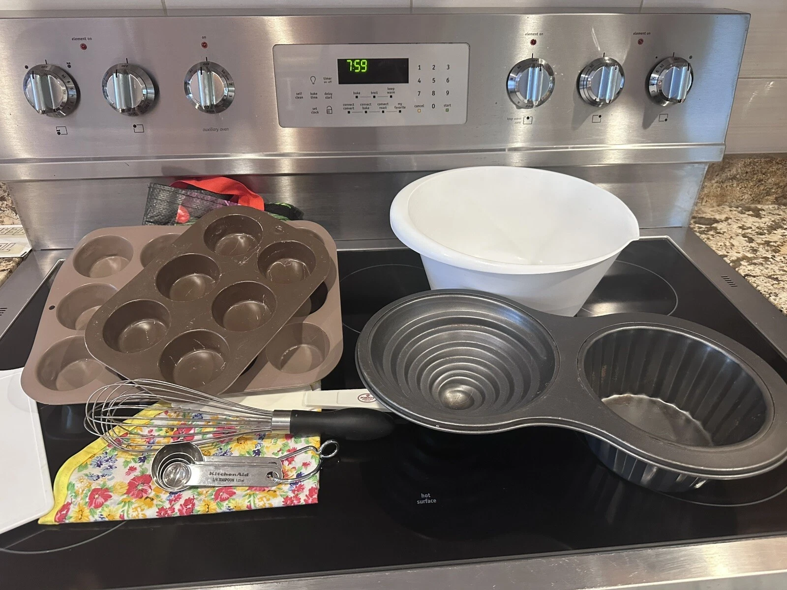 WILTON Cake Pan Giant Large Cupcake Shaped NON STICK Baking Pan 10 Items Measuri
