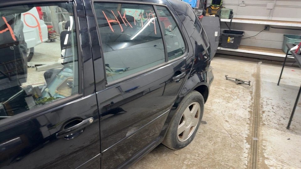 (LOCAL PICKUP ONLY) 99-11 Volkswagen GOLF Rear Door Left Foto 3 de 4