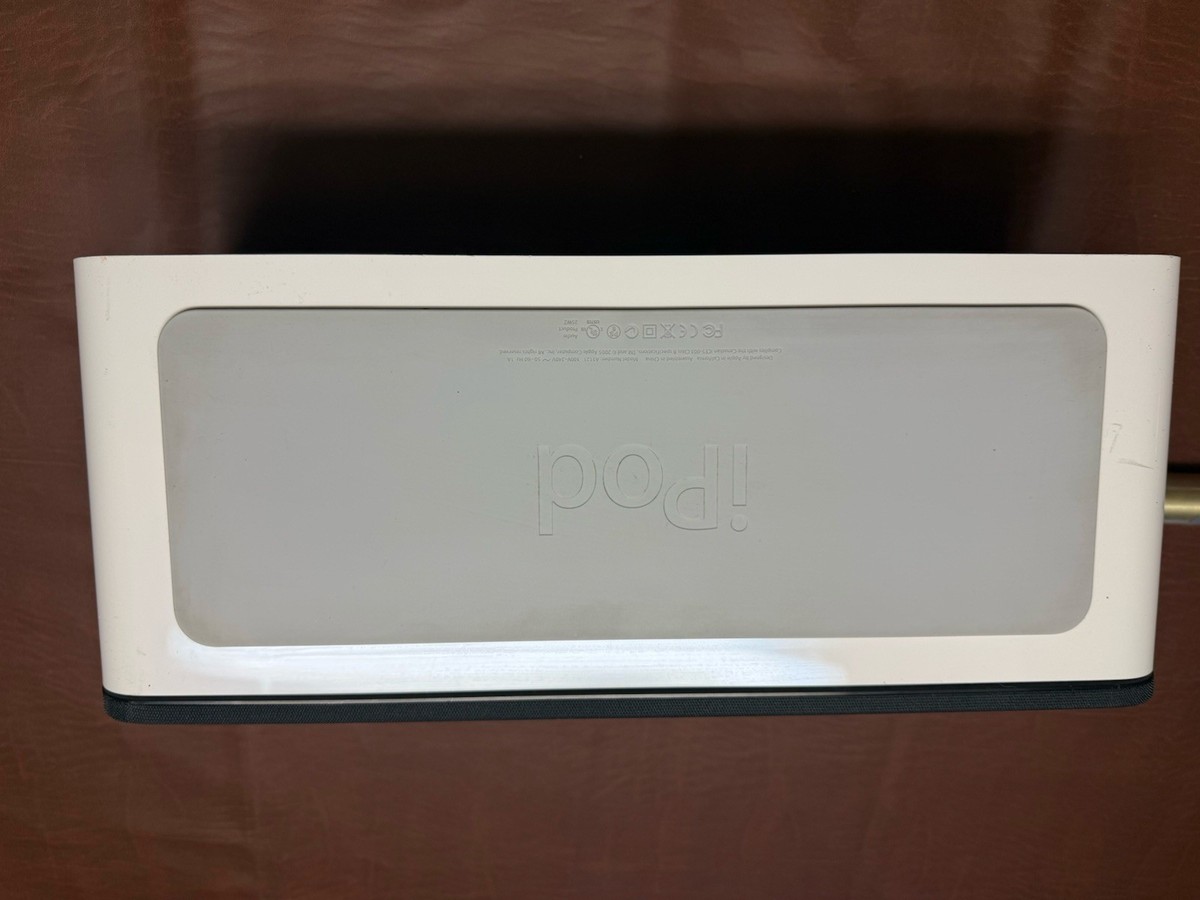 Apple A1121 Hi-Fi Speaker Dock with iPod adapters & remote in mint