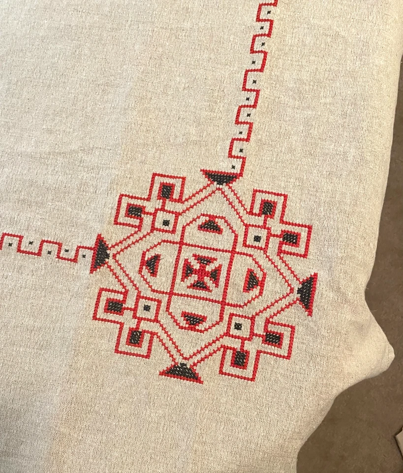 Mantel Bordado Toda (48" por 72") Balcanes, India (Beige y Rojo) De Colección Foto 2 de 4