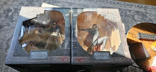 Assassin's Creed Syndicate Jacob & Evie Frye  Brother and Sister. Figure ,statue