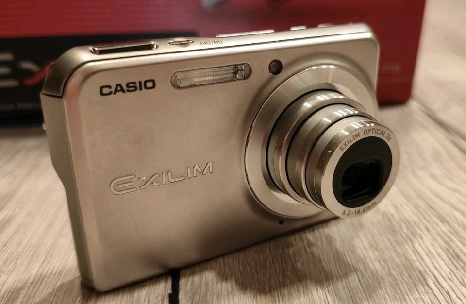 Casio EXILIM ZOOM EX-Z75 7,2 MP Digitalkamera - Silber - Bild 4 von 4