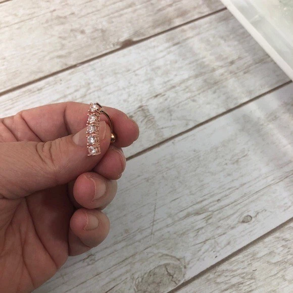 Anillo para el vientre enchapado en oro rosa de acero inoxidable con gota de cinco circonitas cúbicas Foto 2 de 4