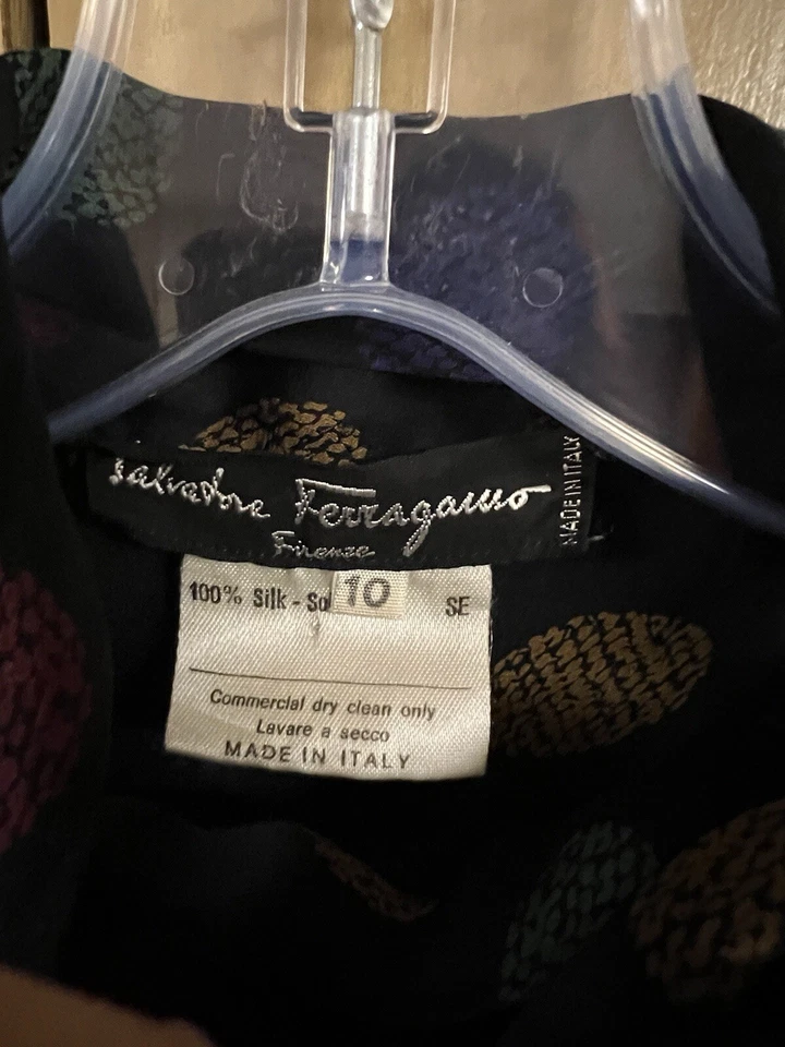 Blusa vintage Salvatore Ferragamo 100 % seda lunares abotonados talla 10 usada en excelente estado Foto 3 de 4