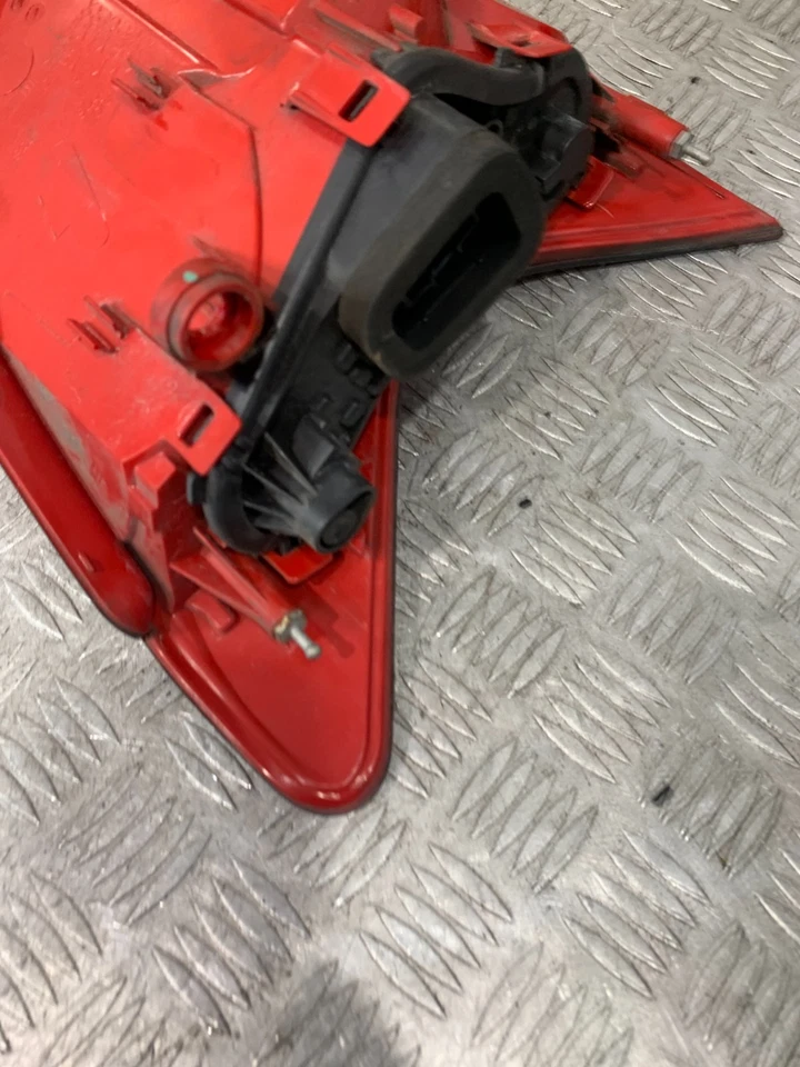 Peugeot 308 2011 luz trasera lado conductor #2 Foto 3 de 4