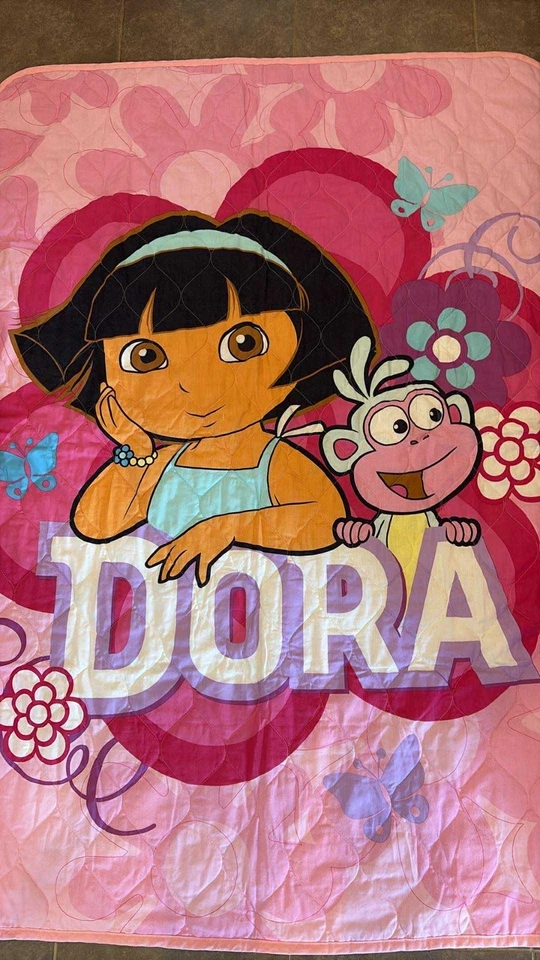 Manta Reversible Rosa Dora La Exploradora y Botas 42x58 pulgadas De Colección Foto 2 de 3