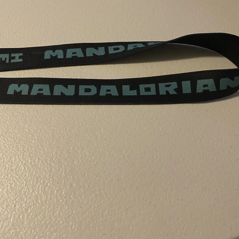 Star Wars The Mandalorian Bounty Hunter Lanyard He’s No Good To Me Dead ID Insignia Foto 2 de 4