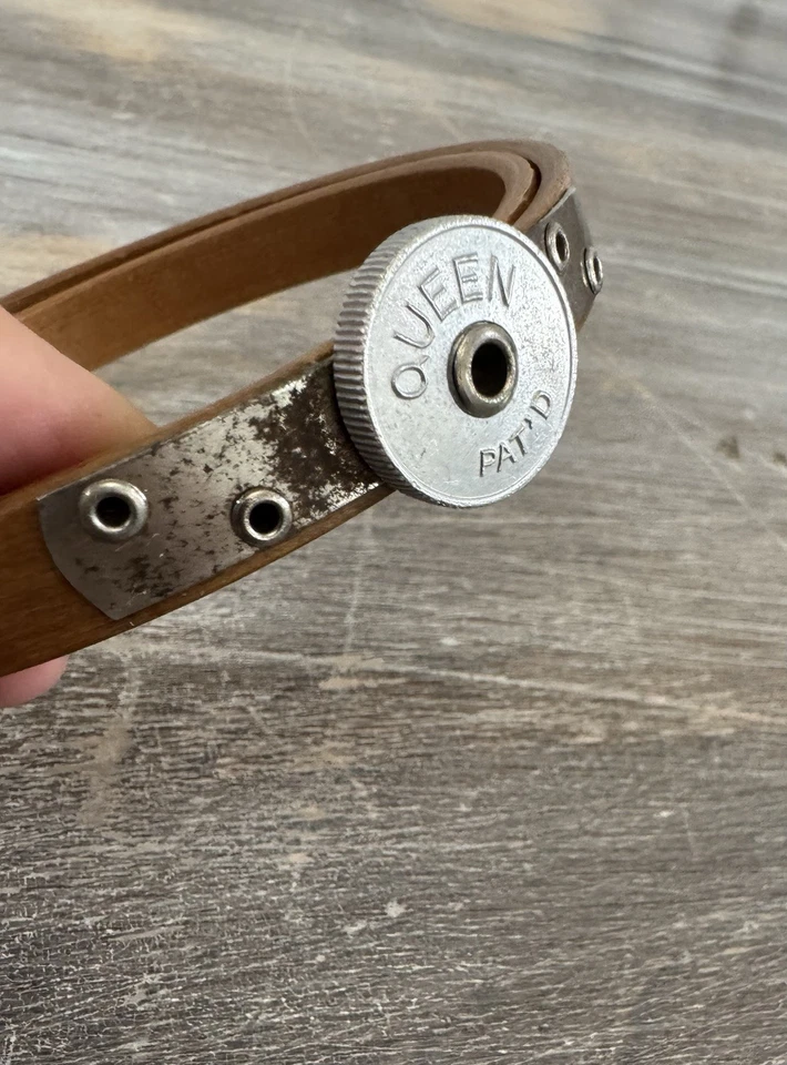 Antique QUEEN Tension Wheel 4" Wood Embroidery Hoop Felt Lined. Needlepoint RARE - Image 3 of 4