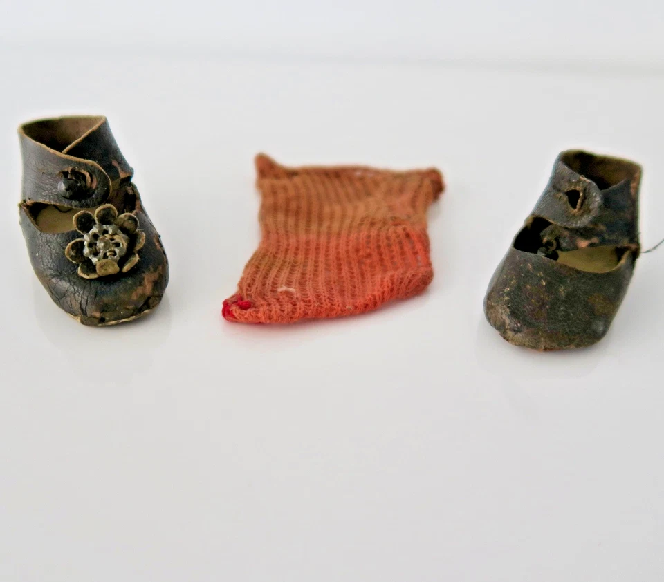 Pour poupée ancienne Eden bébé, 2 chaussures cuir et 1 chaussette - Photo 2/4