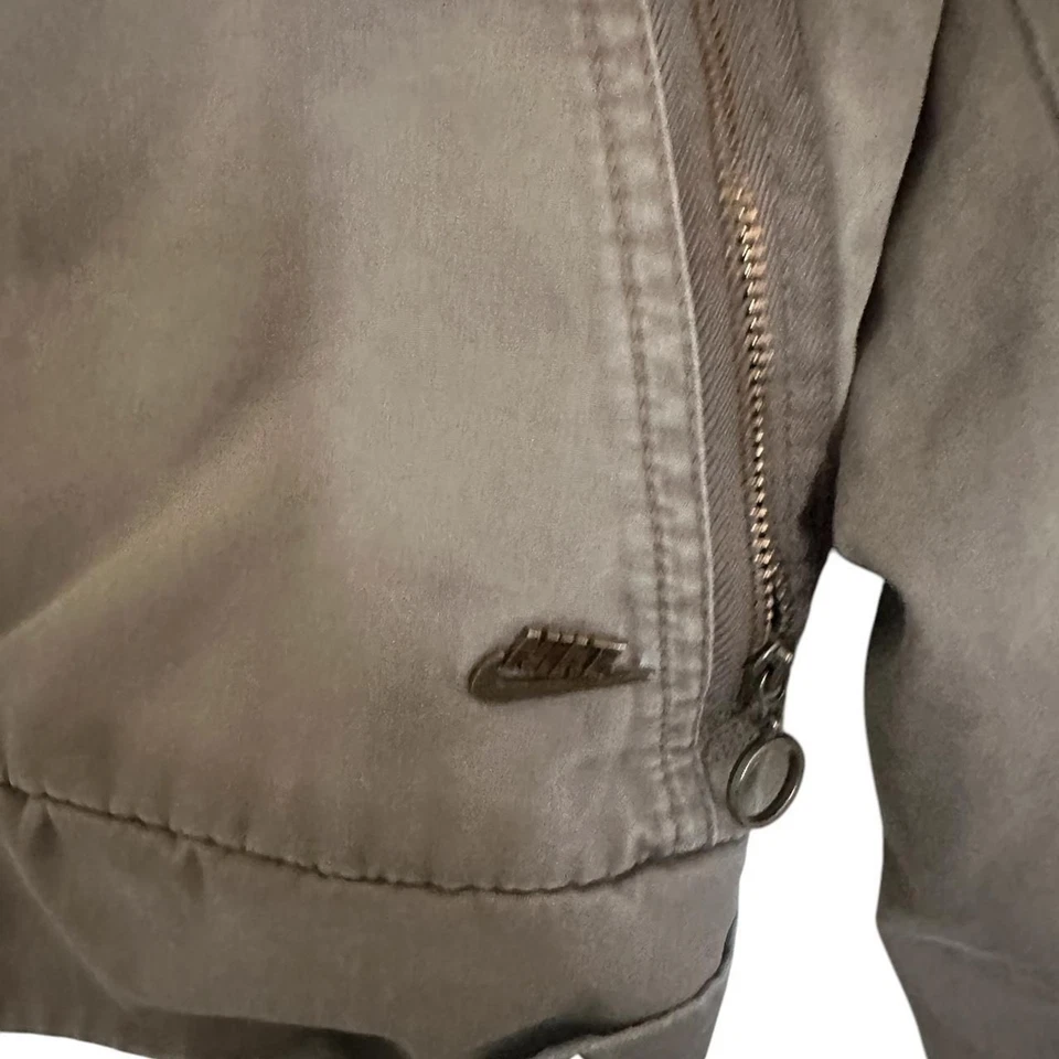 Chaqueta para mujer Nike tostada y marrón Foto 2 de 4