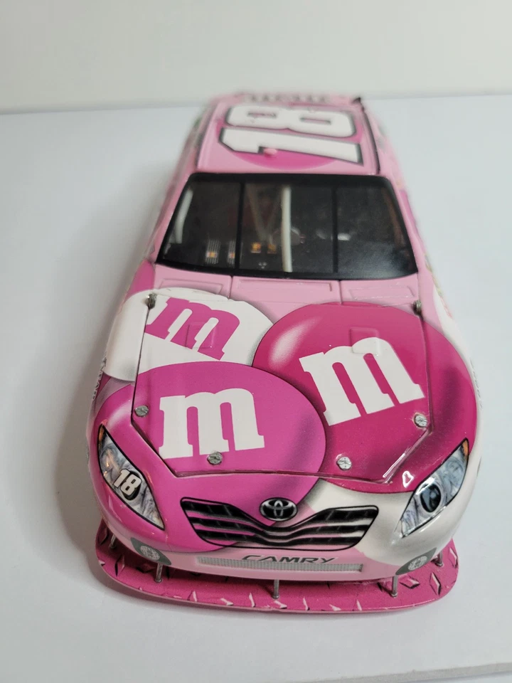 Kyle Busch 1:24 NASCAR Diecast/#18 Pink M&M’s Susan G Komen 2009 MISSING SPOILER - Image 4 of 4