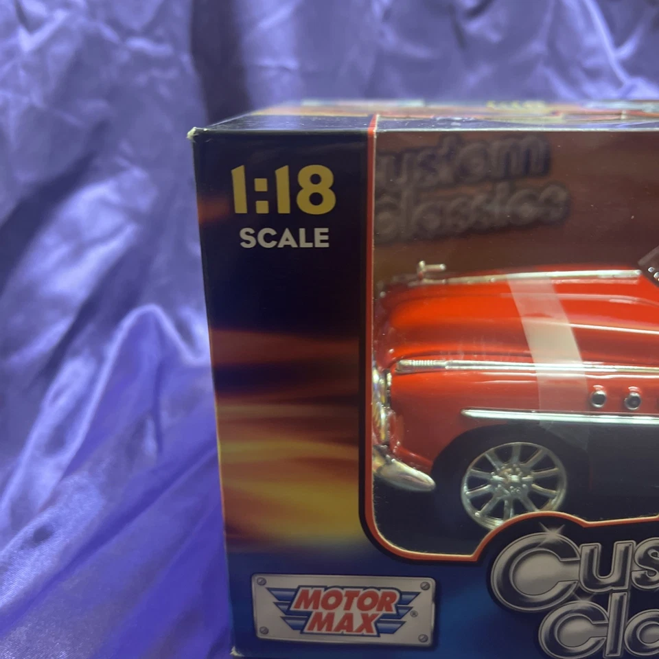 1949 Buick Roadmaster Convertible, Red - Motormax Custom Classics 1/18 Diecast  - Image 3 of 4