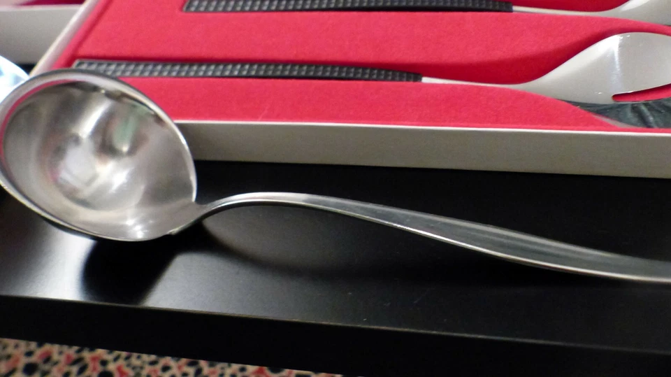 WMF Design, etwa 80er Jahre, Vorlegeplatte, Salatbesteck, Sauciere, Cromargan, e - Bild 4 von 4