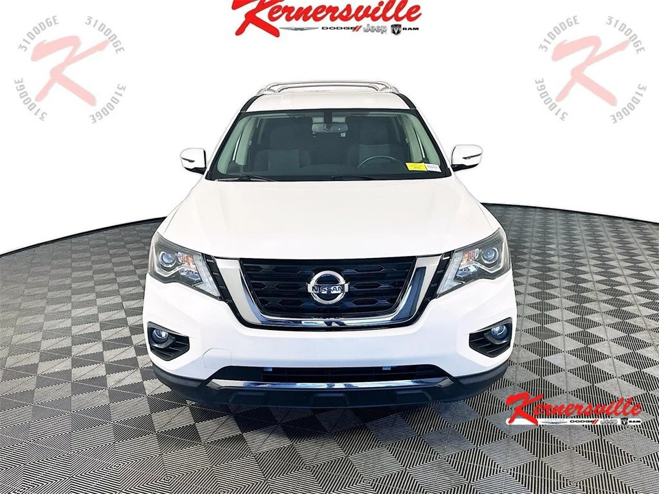 2020 Nissan Pathfinder SV Foto 2 de 4