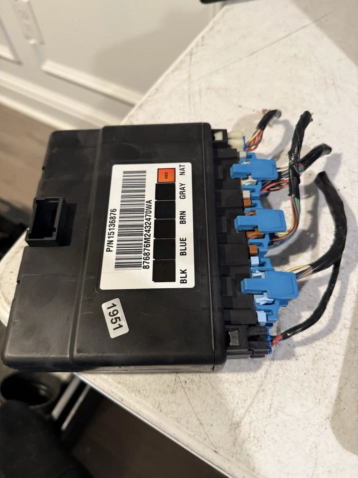 Módulo de control de carrocería de furgoneta Chevrolet Express 2500 2003-2007 BCM OEM 15136876 Foto 2 de 4