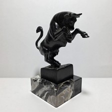 Scultura In Bronzo Raffigurante Toro Rampante In Piedi E Base In Marmo Di...