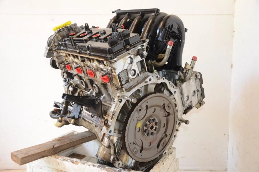 2004 Nissan Titan 5.6L 4x2 Engine Assembly THERMOSTAT HOUSING BROKEN SEE PICTURE - Изображение 4 из 4