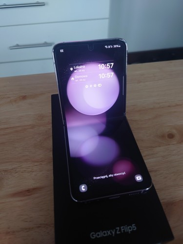 Samsung Galaxy Z Flip5 SM-F731B - 512GB,8GBRAM - Lavender (Unlocked) A condition - Picture 1 of 10