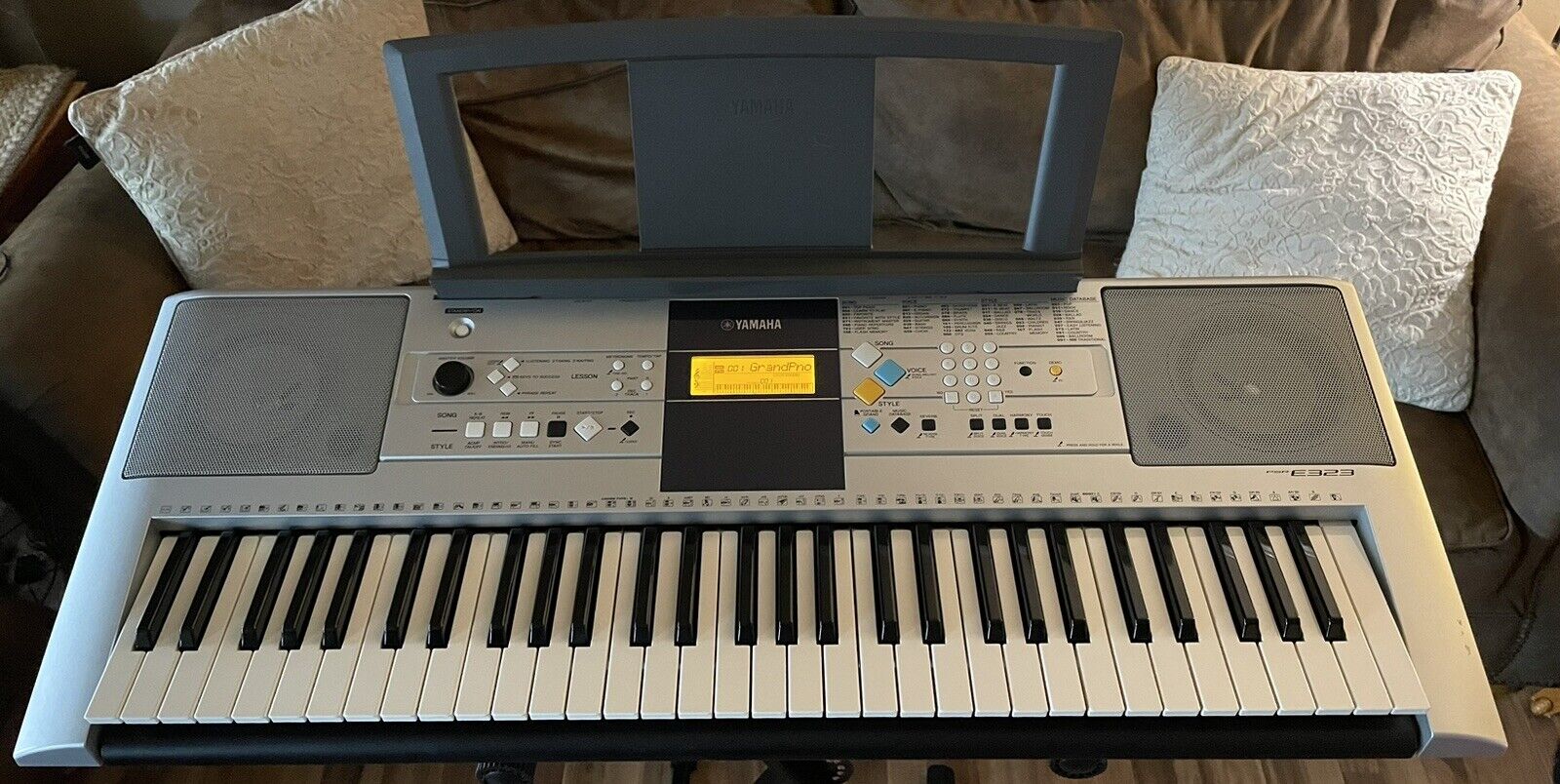 Yamaha PSR-E323 61-Key Portable Keyboard With Stand