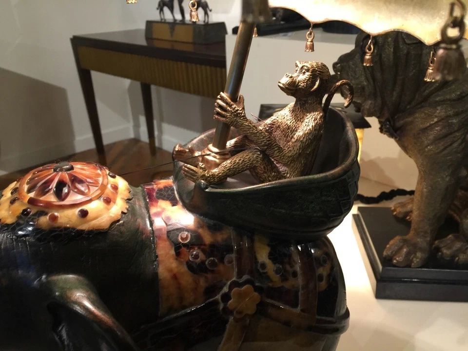 Lámpara de mesa decorativa Maitland Smith para paseo en elefante con mono de latón - 10" X 22" Foto 3 de 4