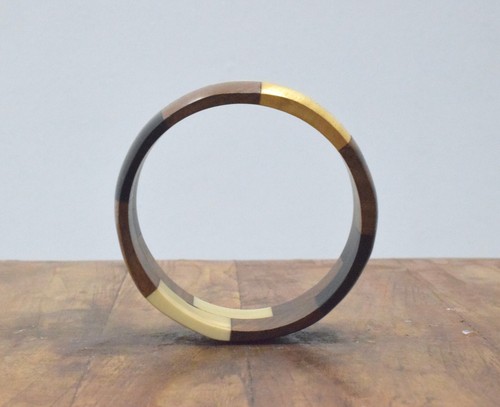 Brazalete de resina negra colorido con incrustaciones de madera - Imagen 4 de 4