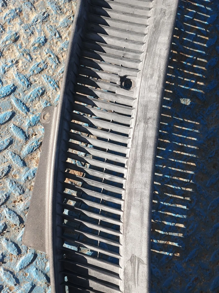 1992 Geo Metro 2 portas conversível OEM limpador de para-brisa motor capô desbotado usado - Imagem 3 de 4