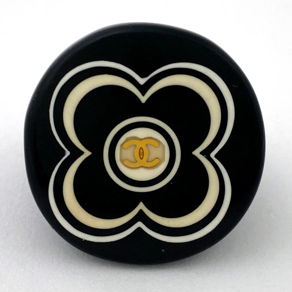 Anel CHANEL logotipo marca coco plástico preto JP12 US6 EU52 motivo trevo 02P - Imagem 2 de 4