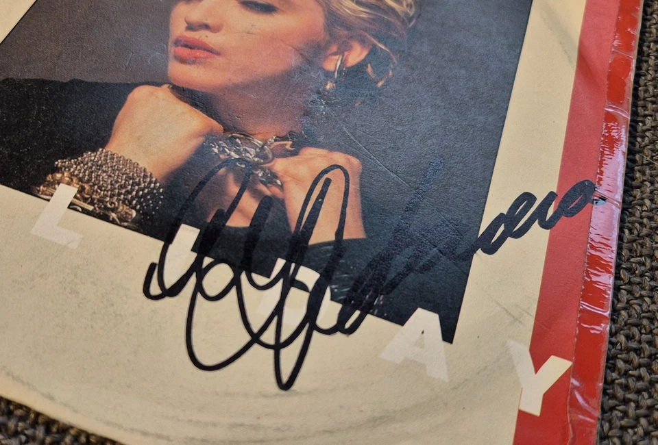 Madonna, Autogramm auf 1983er "Holiday" Single-Cover, inkl. Vinyl-Single - Bild 3 von 4