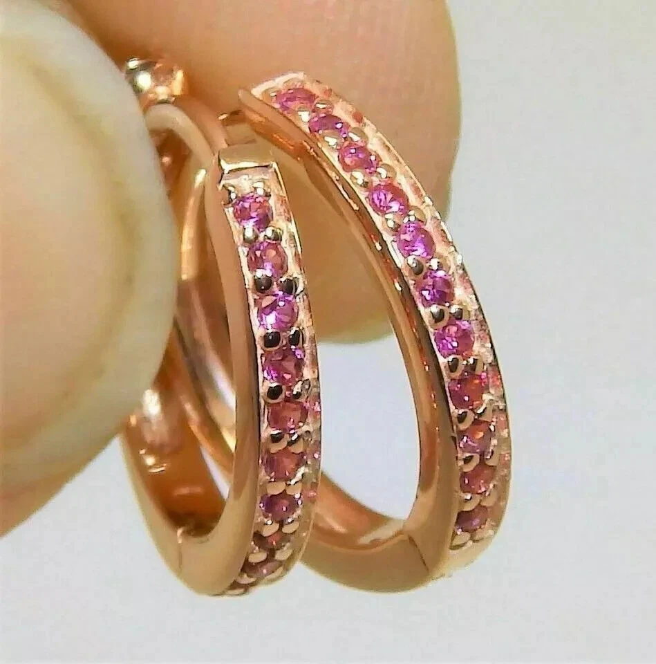 Pendientes de aro Huggie redondos de zafiro rosa de 1 quilate creados en laboratorio chapados en oro rosa de 14 quilates Foto 4 de 4