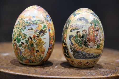 A pair of Vintage Ceramic Oriental SATSUMA Type Hand Painted Eggs - Picture 3 of 12
