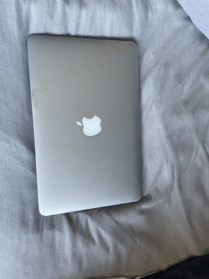 Apple MD761B/B MacBook Air i5 4GB RAM 256GB 13 Inch Notebook - Silver, photo 2 of 5