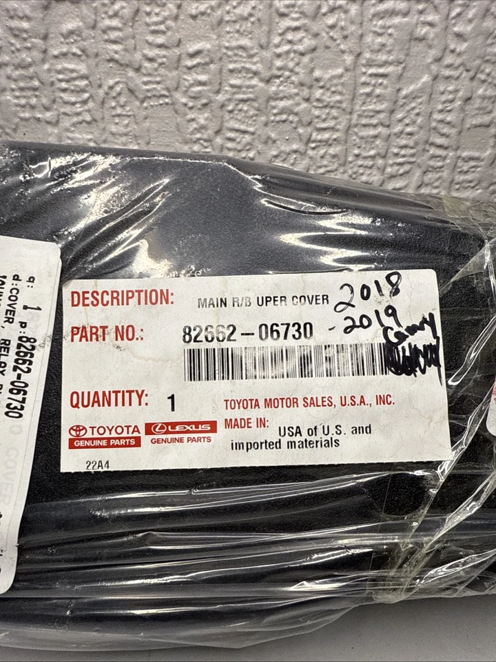 2018-2022 OEM Toyota Camry Fuse Box Relay Module Cover Only 82662-06730 - Imagem 3 de 4
