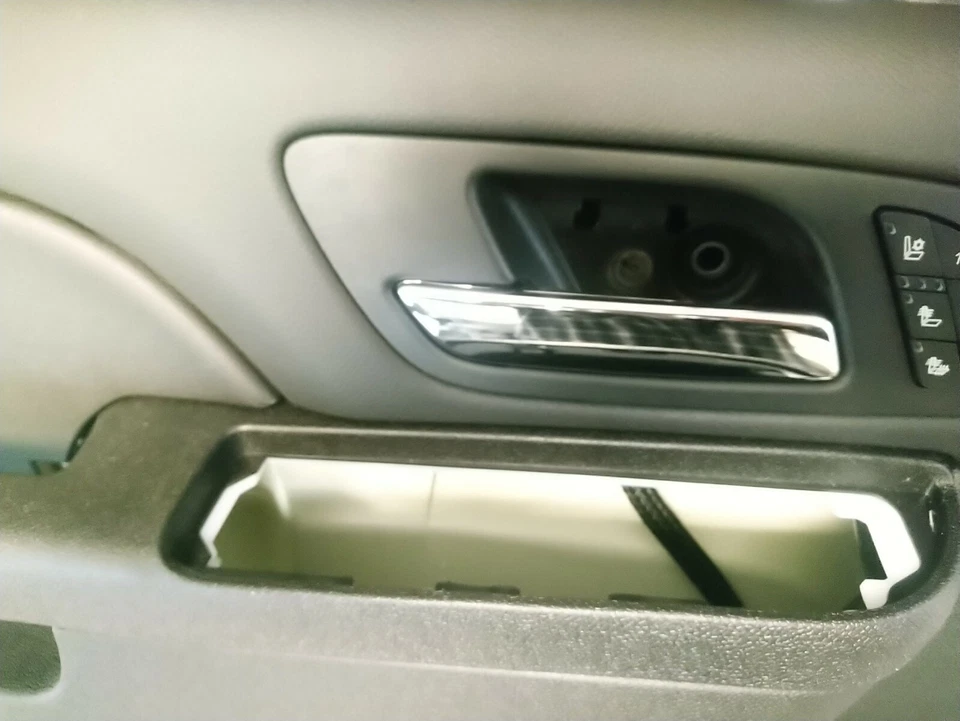 Panel de moldura de puerta delantera izquierda del lado del conductor ébano Chevrolet Silverado Tahoe GMC Sierra Foto 3 de 3