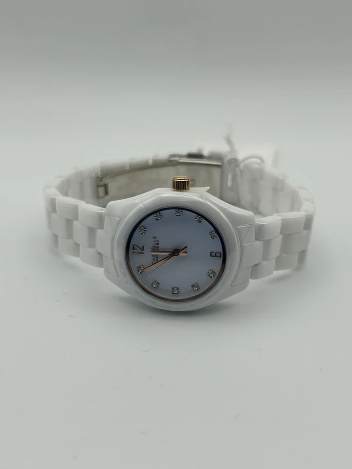 Reloj analógico redondo con esfera de oro rosa blanco Bulova Caravelle para mujer Foto 2 de 4