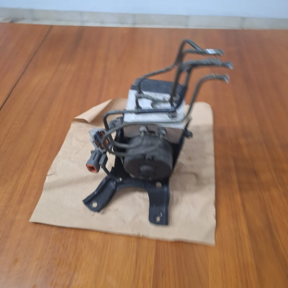 Unidad de bomba Infiniti G20 ABS retirada de un 1999 G20 Foto 2 de 4