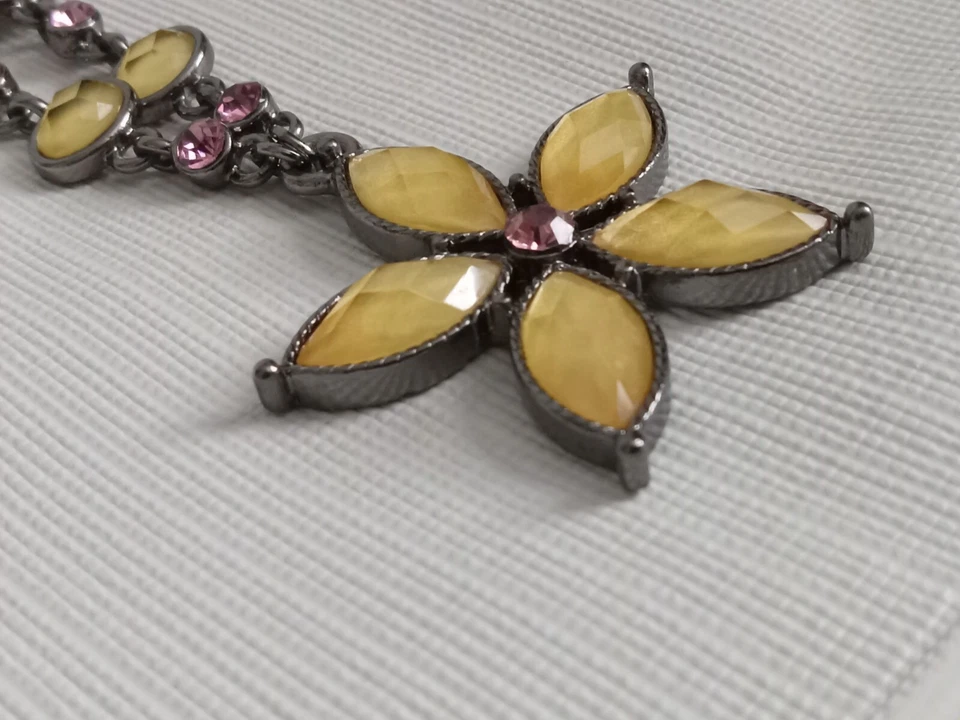 Collar Ashley colgante flor cristal sintético y estrás rosa y amarillo Park Lane Foto 4 de 4