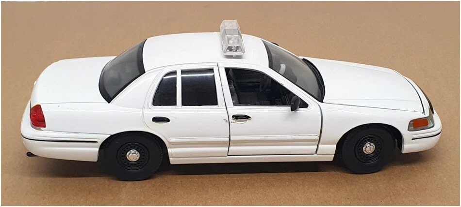 Classic Metal Works 1/24 Scale 2624E - Ford Crown Victoria Police Car - White - Image 3 of 4