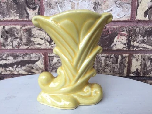 Gorgeous Shawnee Pottery curvy yellow cornucopia vase planter USA 835 no chips