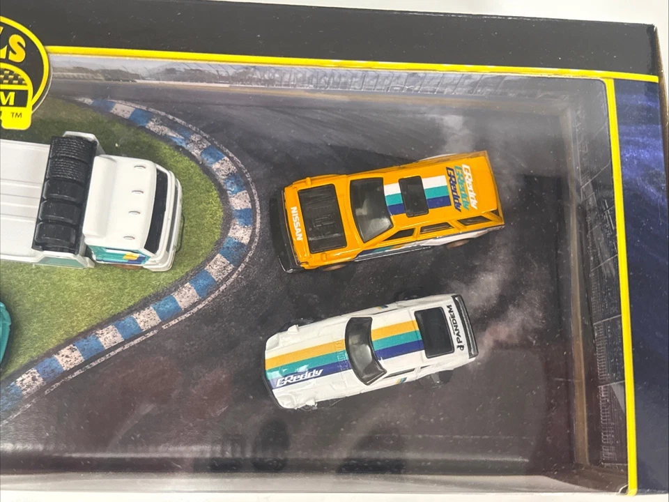 JUEGO DE CAJA PREMIUM HOT WHEELS 2024 Greddy Datsun Nissan Subaru - Fleet Street Foto 3 de 4