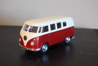 Vintage Welly No. 9764 Red & White Volkswagen Microbus 1962 -- Missing Door