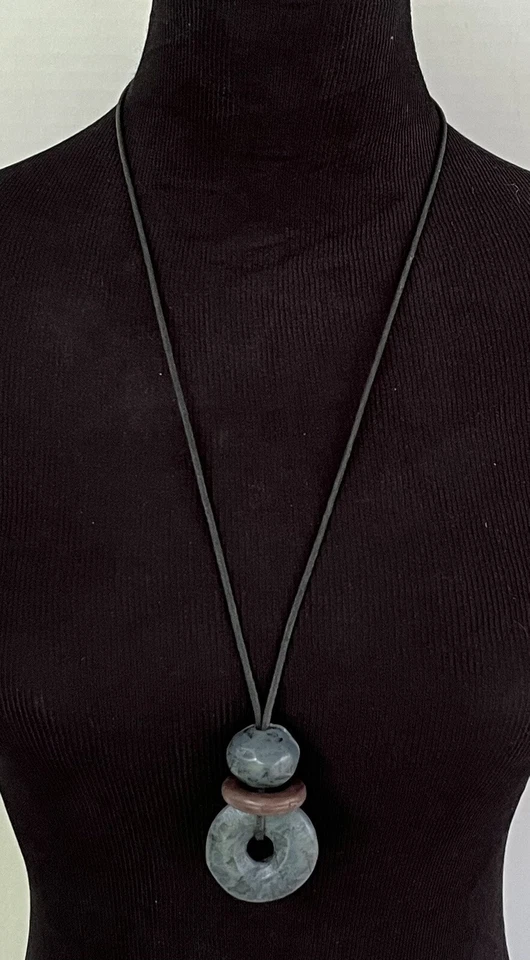 Collar The Limited Statement imitación piedra, piedras apiladas azules, cordón de cuero Foto 2 de 4