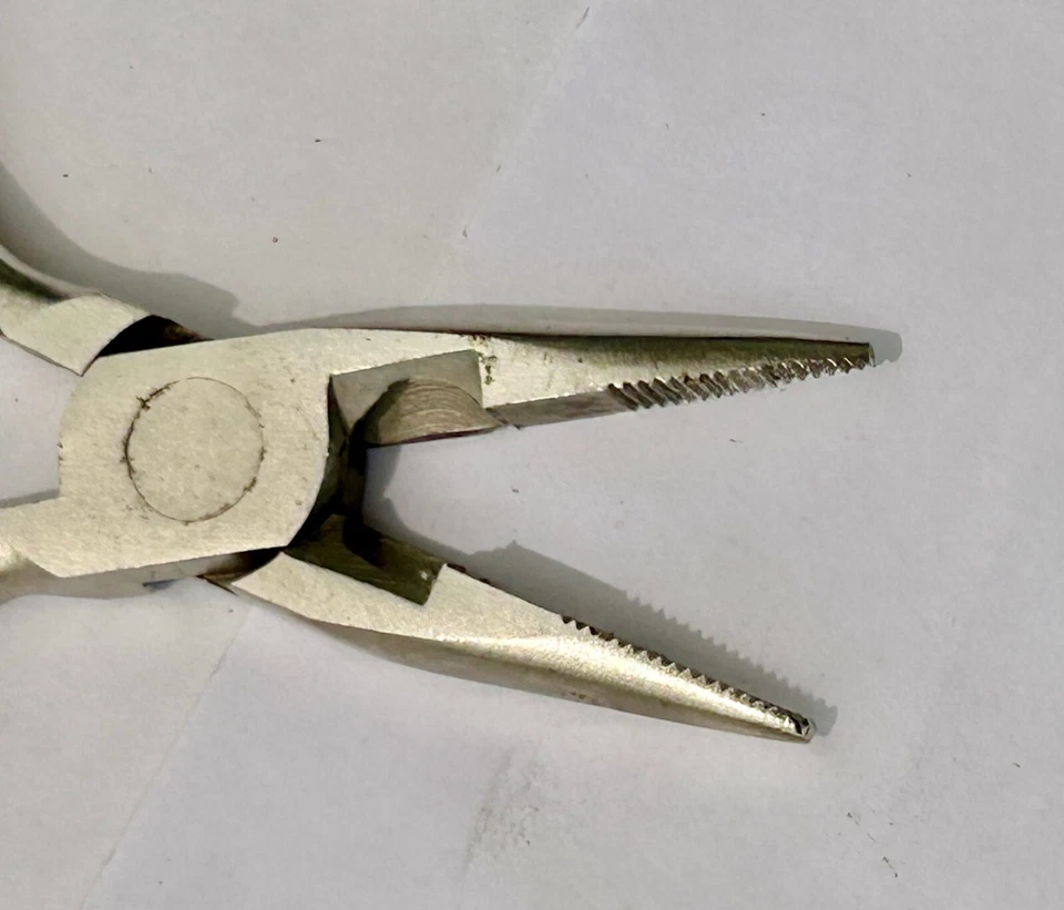 Alicates de corte laterales de nariz larga Workforce de 5" con mordazas dentadas Foto 3 de 4