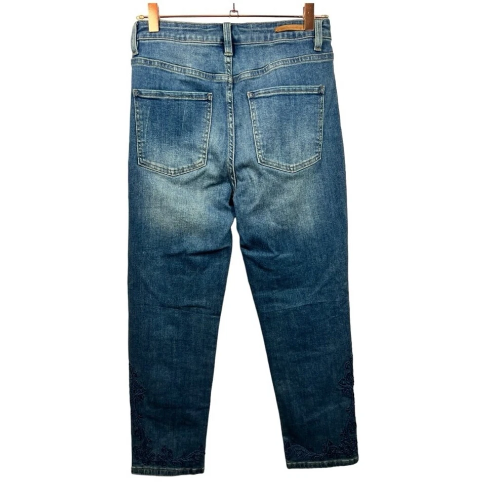 柔软环绕刺绣紧身九分牛仔裤6 — 第 2/4 张图片