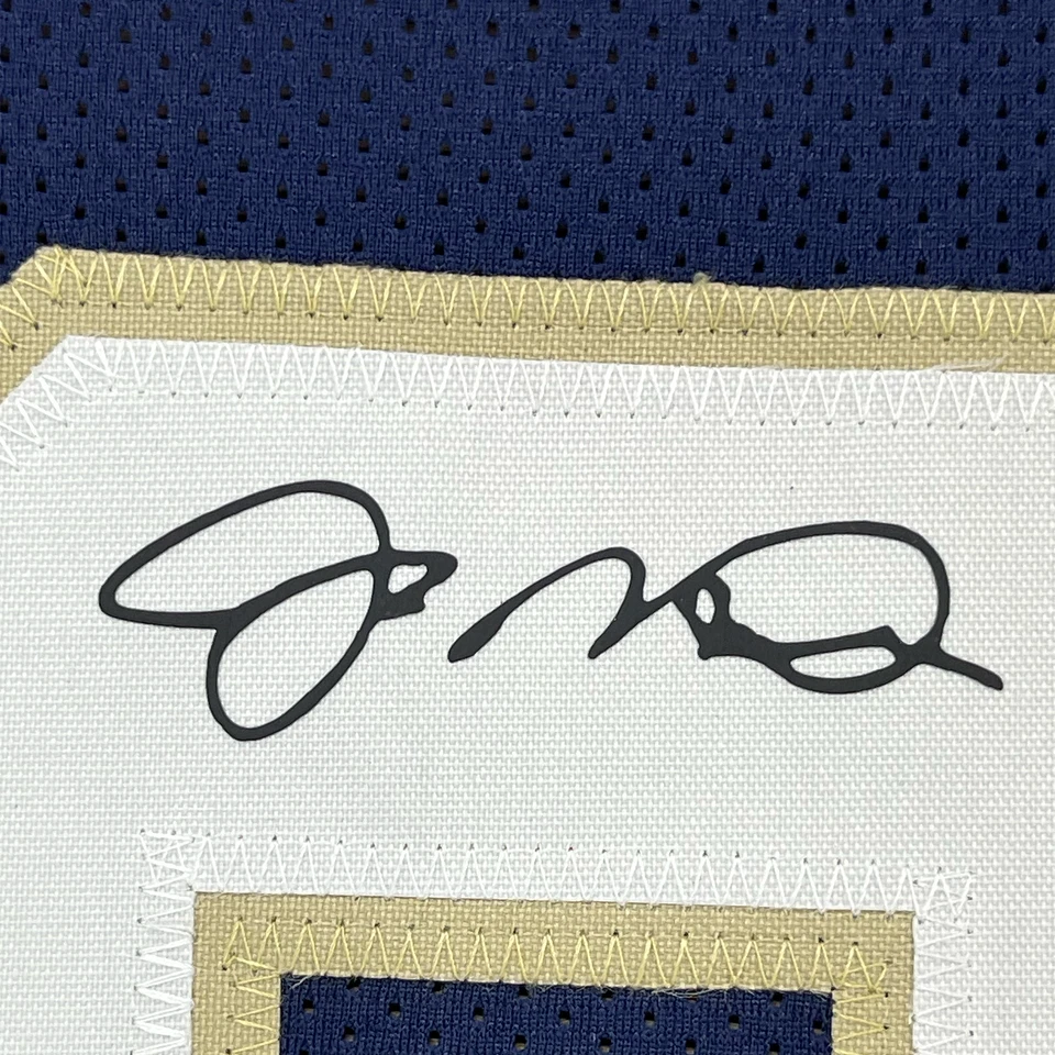Camiseta deportiva enmarcada facsímil autografiada Joe Montana 33x42 Notre Dame azul reimpresión Foto 2 de 2