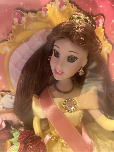 MUÑECA DE PORCELANA DISNEY 2008 LLAVE DE LATÓN BELLE DÍA DE LA CORONACIÓN BELLEZA Y LA BESTIA - Imagen 2 de 24
